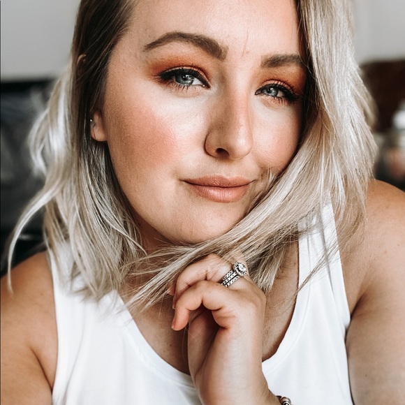 Meet your Posher, Caitlin - Picture 3 of 4